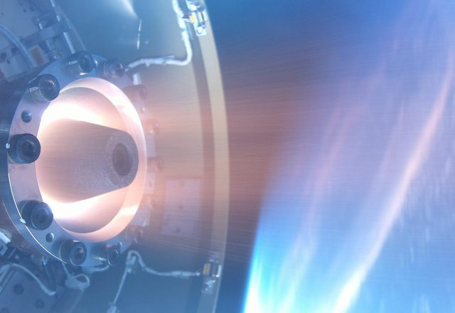 回転デトネーションエンジン(RDE)の宇宙空間での世界初の作動の瞬間を表した、淡いブルーが基調の画像